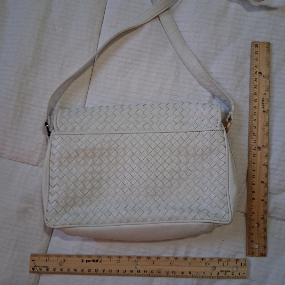 Chic White Woven Shoulder Bag - Picture 3 of 5